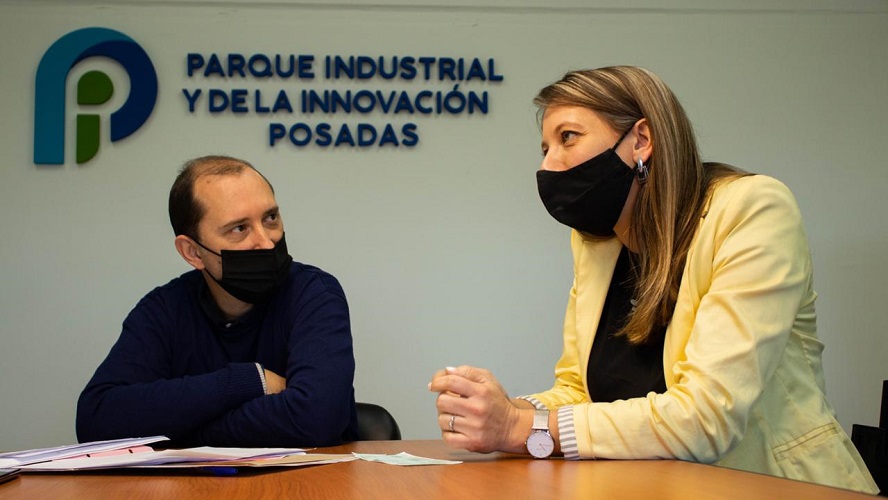 Foto de dos personas durante la conferenciaen la tercera edicion de Proyectate Misiones