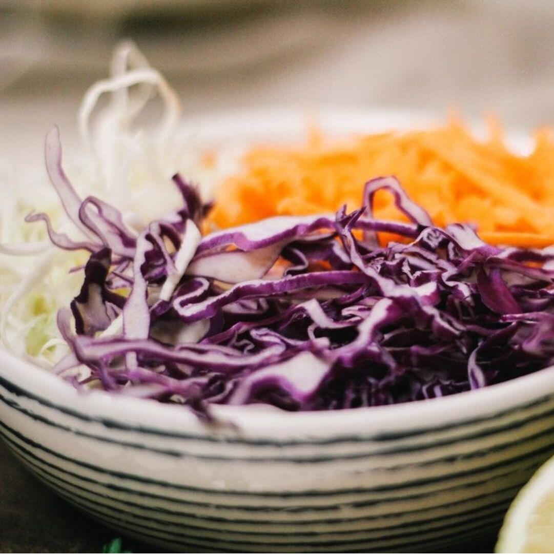 Foto de ensalada de mix de repollos y zanahorias en etiqueta de producto