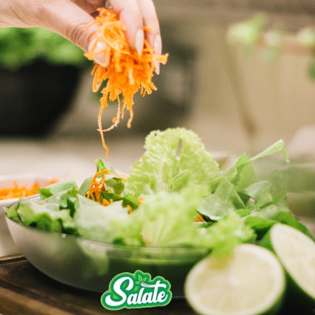 Foto de ensalada mix de lechugas y zanahorias en etiqueta de producto