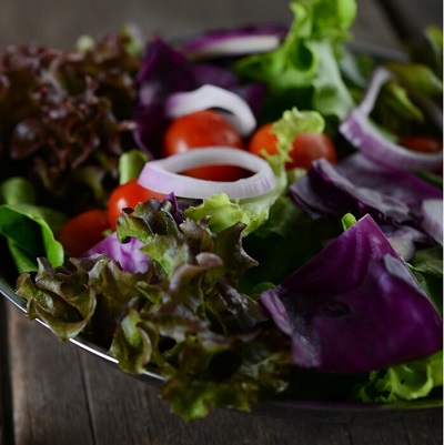 Foto de ensalada Mix Lechuga, cebolla morada y tomates cherry en etiqueta de producto