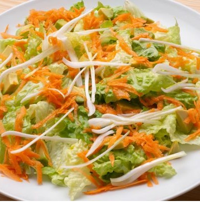 Foto de ensalada Mix de repollo blanco, zanahoria y lechuga en etiqueta de producto