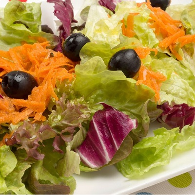 Foto de un mix de Lechuga, repollos, zanahoria, aceituna y tomates cherry en etiqueta de producto