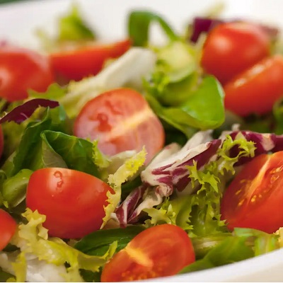 Foto de un mix de Lechuga, repollo, ají y tomates cherry en etiqueta de producto